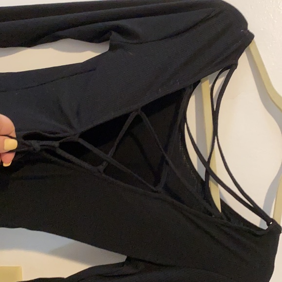 Large black long sleeve with back detail. - Picture 4 of 4